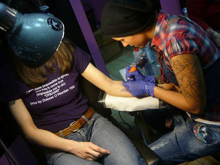 A lámpafejű lány és Hami a Tattoo Face-ben A lámpafejű lány és Hami a Tattoo Face-ben
